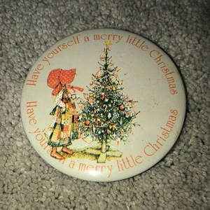 Vintage Holly Hobbie Christmas Holiday Pin Button‎